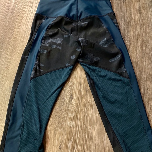 LULULEMON Clip In Crop, Sz 4, Navy Camo/Teal - Picture 8 of 9